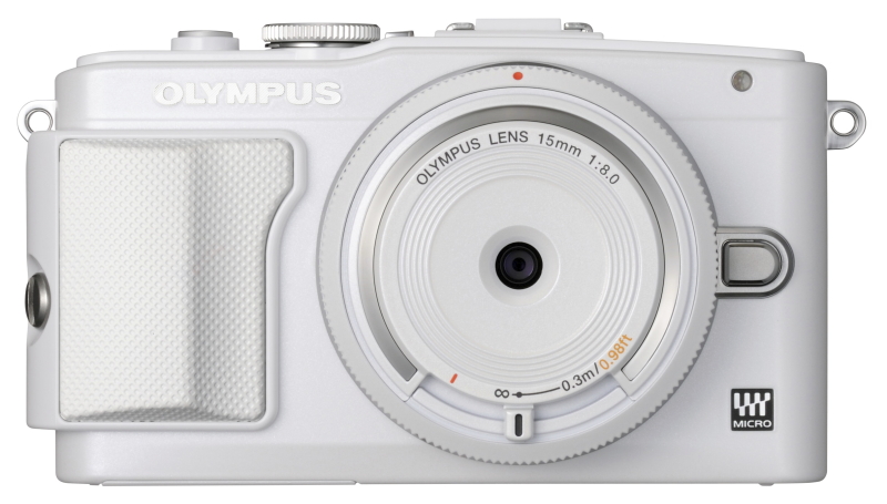「OLYMPUS PEN Lite E-PL6」（6月下旬発売）への装着例。なお、E-PL6にボディキャップレンズが同梱されるキットの設定は無い。ただし、同時発表の「OLYMPUS PEN E-P5」には「ボディキャップレンズセット」（店頭予想価格10万円前後）が受注販売で用意される。