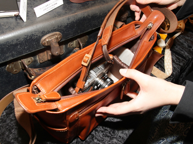 カメラを収納したところ。厚みが目立たないカジュアルバッグのようなフォルムや、ジッパーの左右開きにもこだわったという