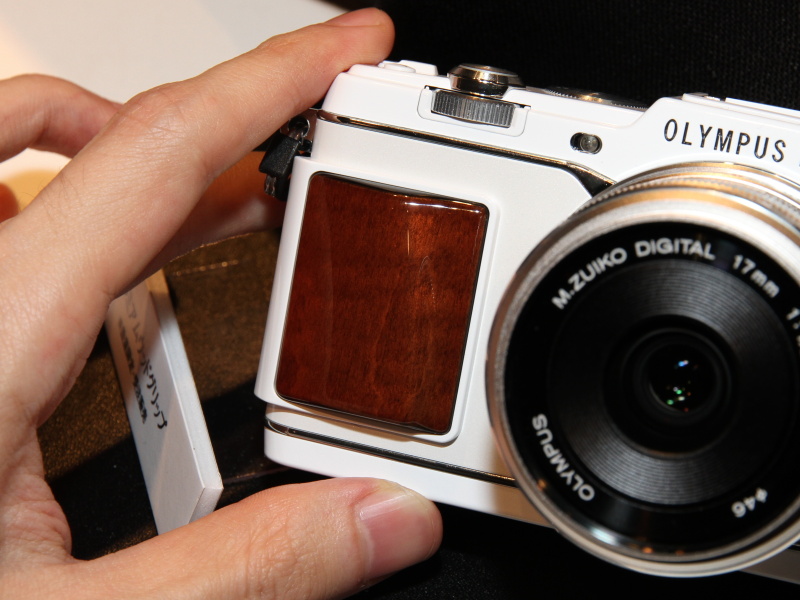 プレミアムウッドグリップのE-P5ホワイト