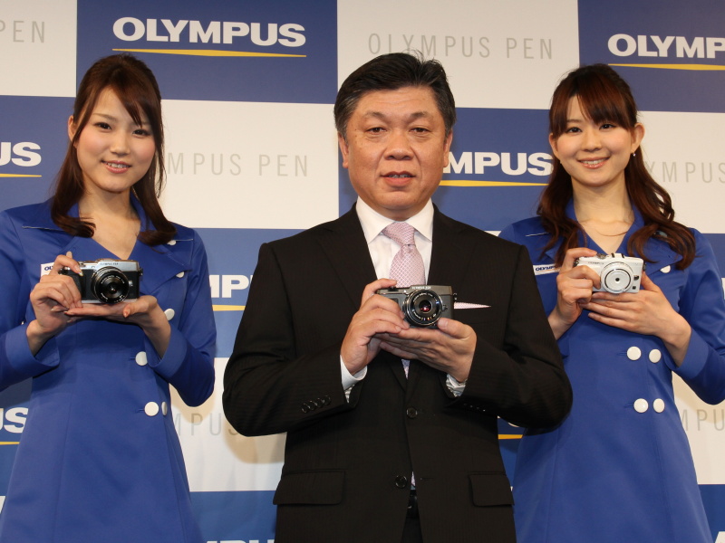 オリンパスイメージング株式会社 代表取締役社長の小川治男氏（中央）