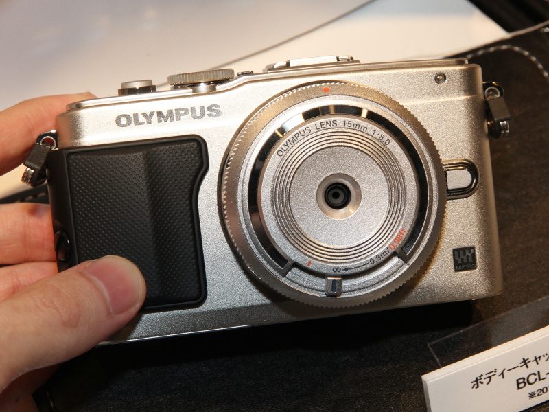 E-PL6シルバー。ボディと同色のボディキャップレンズを装着