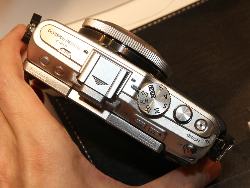 E-PL6シルバー。ボディと同色のボディキャップレンズを装着