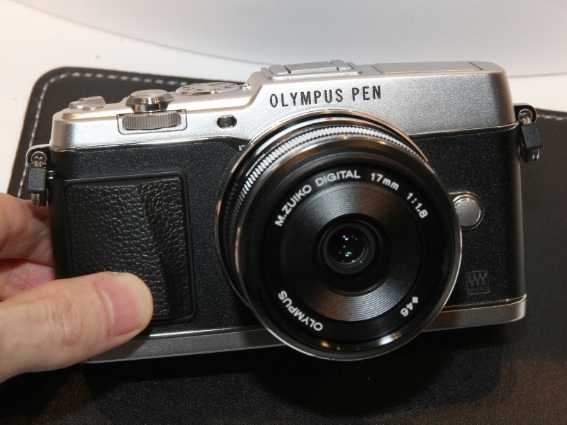 E-P5シルバー。装着レンズはブラックの17mm F1.8