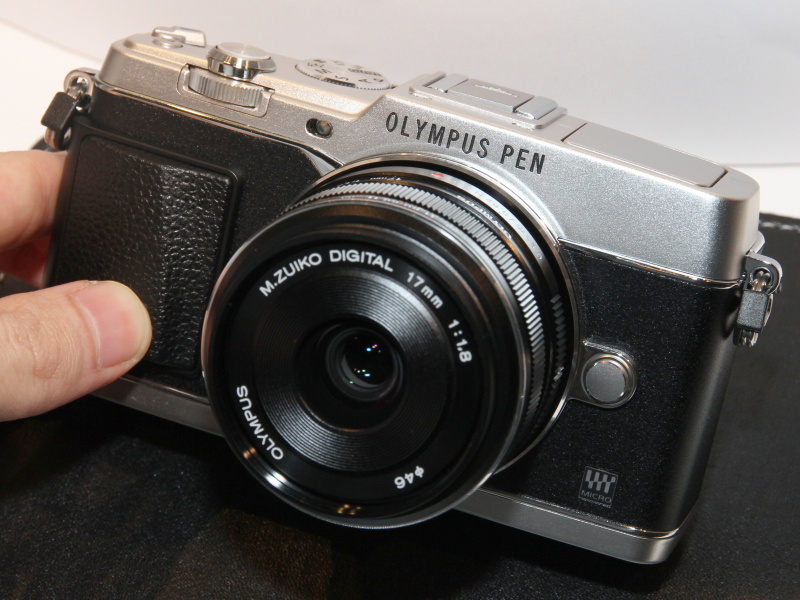 E-P5シルバー。装着レンズはブラックの17mm F1.8