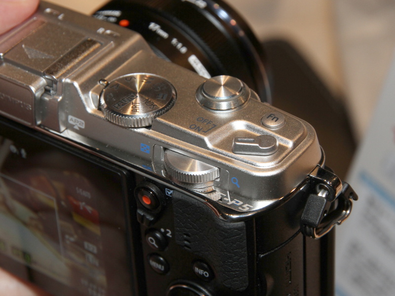 前後ダイヤルを装備