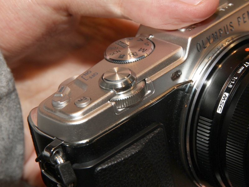 前後ダイヤルを装備