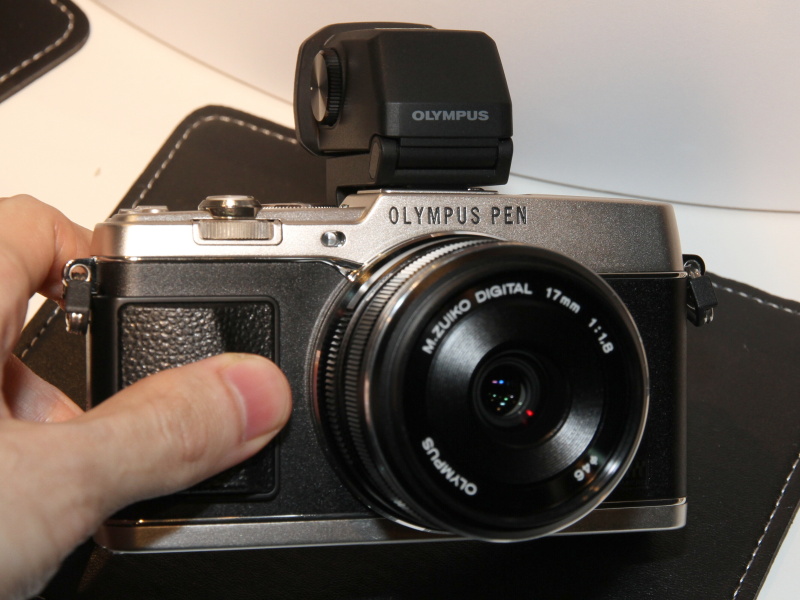 キットに付属するVF-4の装着例。外寸はVF-2とほぼ同じという。約236万ドットの液晶パネルを採用