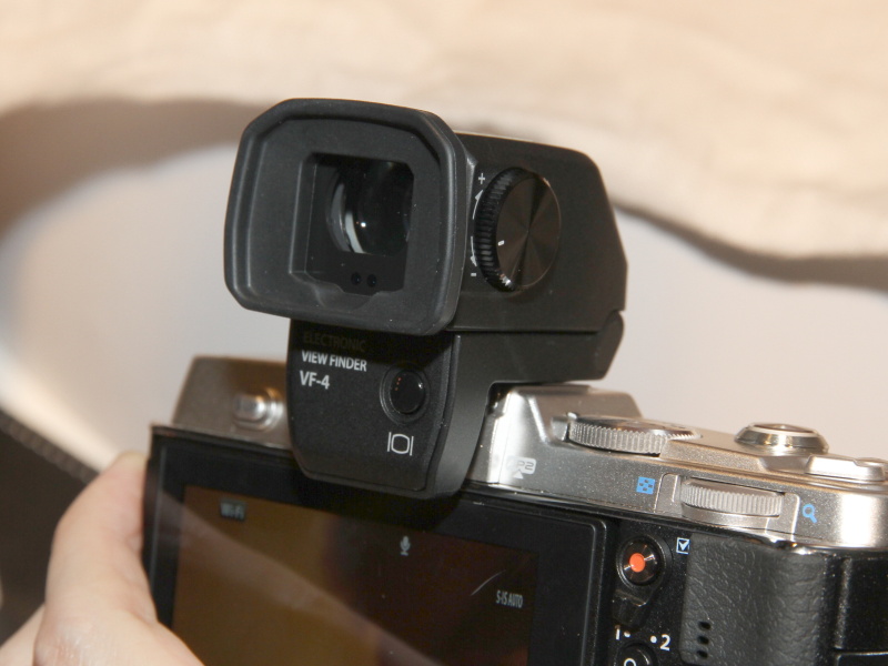 キットに付属するVF-4の装着例。外寸はVF-2とほぼ同じという。約236万ドットの液晶パネルを採用