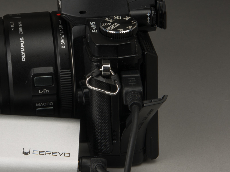 OM-D E-M5の場合、マルチUSB端子にケーブルを接続する