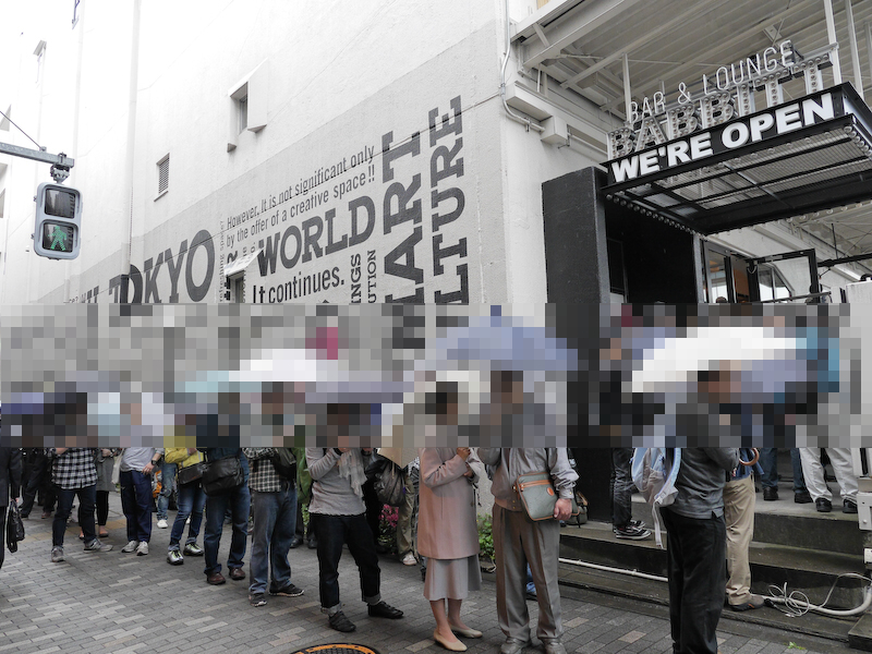 開場前には100人ほどの入場待機列ができていた。