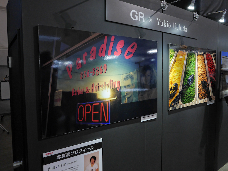 会場には大きなプリントも展示。