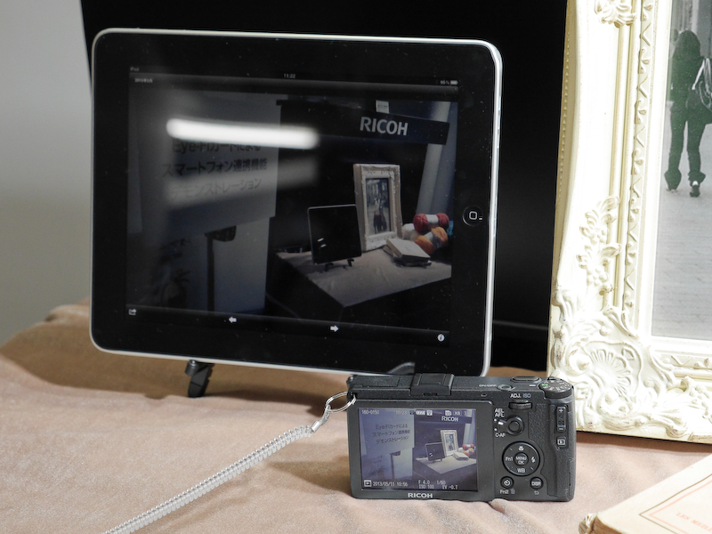 Eye-Fiカードの実演も。GRはEye-Fiを使うと、カメラで選んだ写真をスマートフォンなどに転送できる。