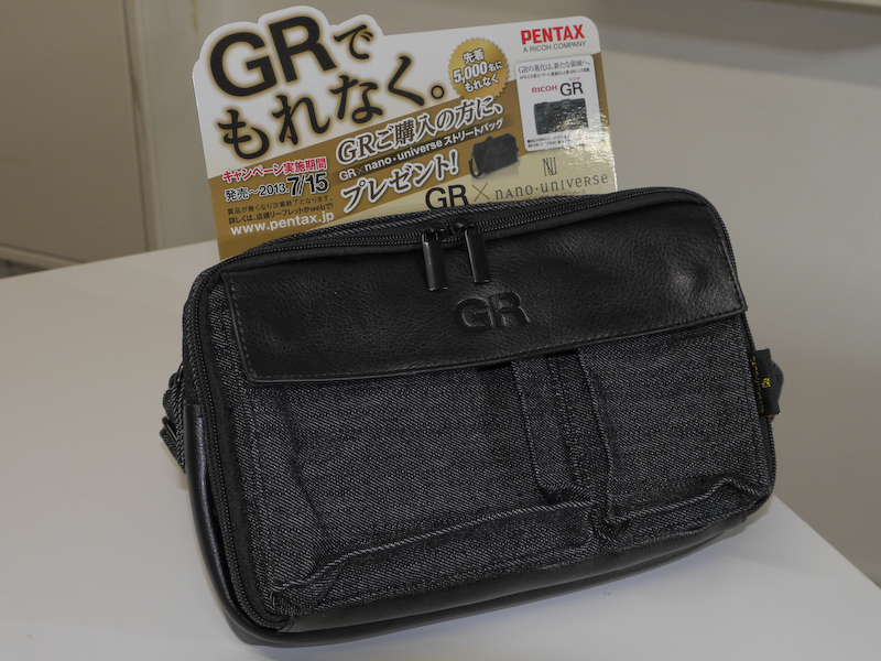 GRを購入して申し込むと先着5,000名にもれなくプレゼントされる「GR×nano・universeストリートバッグ」の実物も展示。