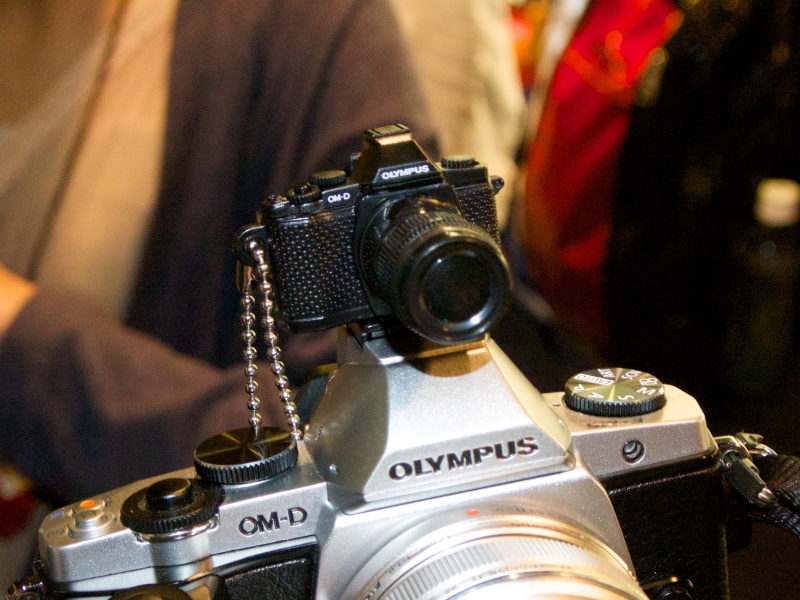 E-M5のミニチュアをE-M5のホットシューに装着したところ