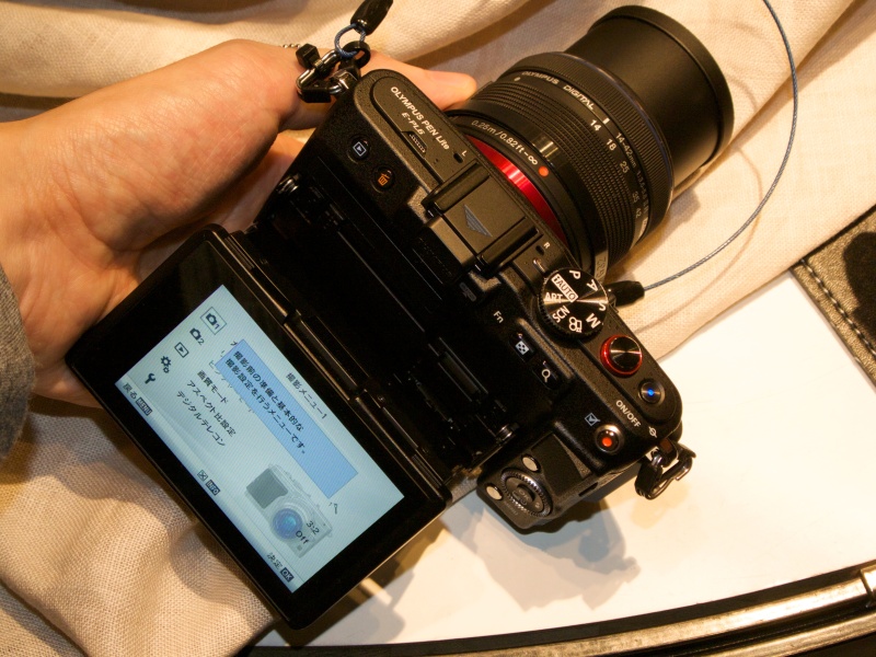 14-42mmのキットレンズを装着