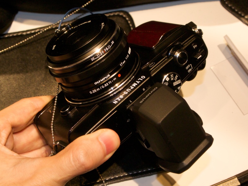 ブラックの17mm F1.8レンズとVF-4を装着