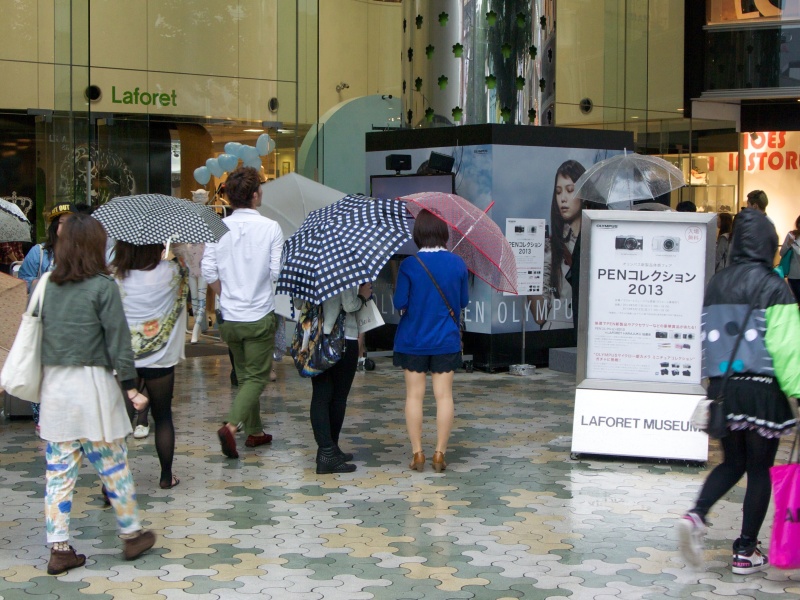 1階入口。看板やTVCMの上映を行なっており、来店客の関心を集めていた