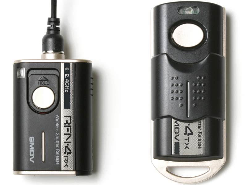 受信機（左）と送信機（右）。