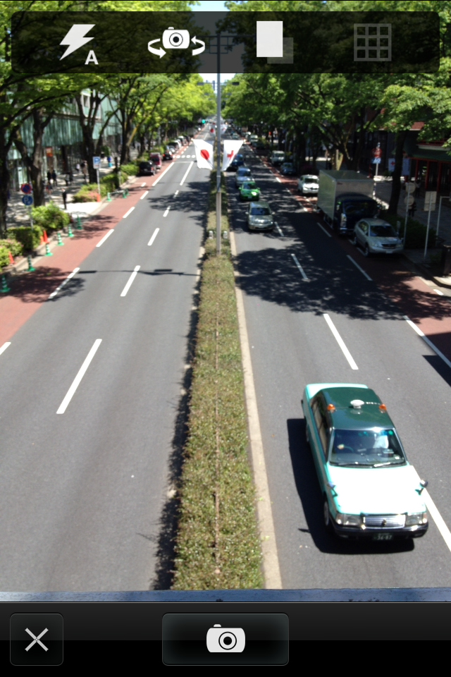 撮影画面ではストロボ設定、インカメラへの変更、スクエアサイズの撮影、グリッド表示などの設定が行なえます