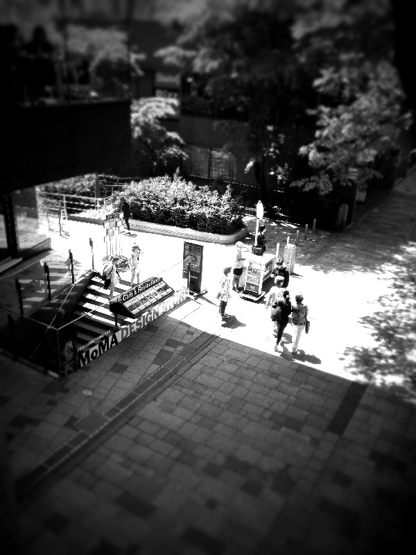 同じ写真の「色調｣を変更。それぞれミニチュア風、モノクロテイスト、ふんわり系に加工してみました