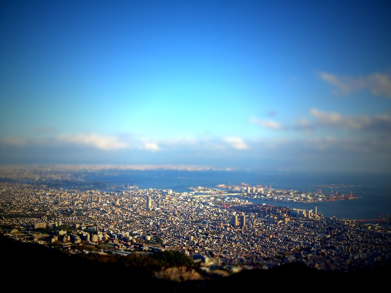 空のグラデーションをデフォルメするように強いコントラストで街をおもちゃに！