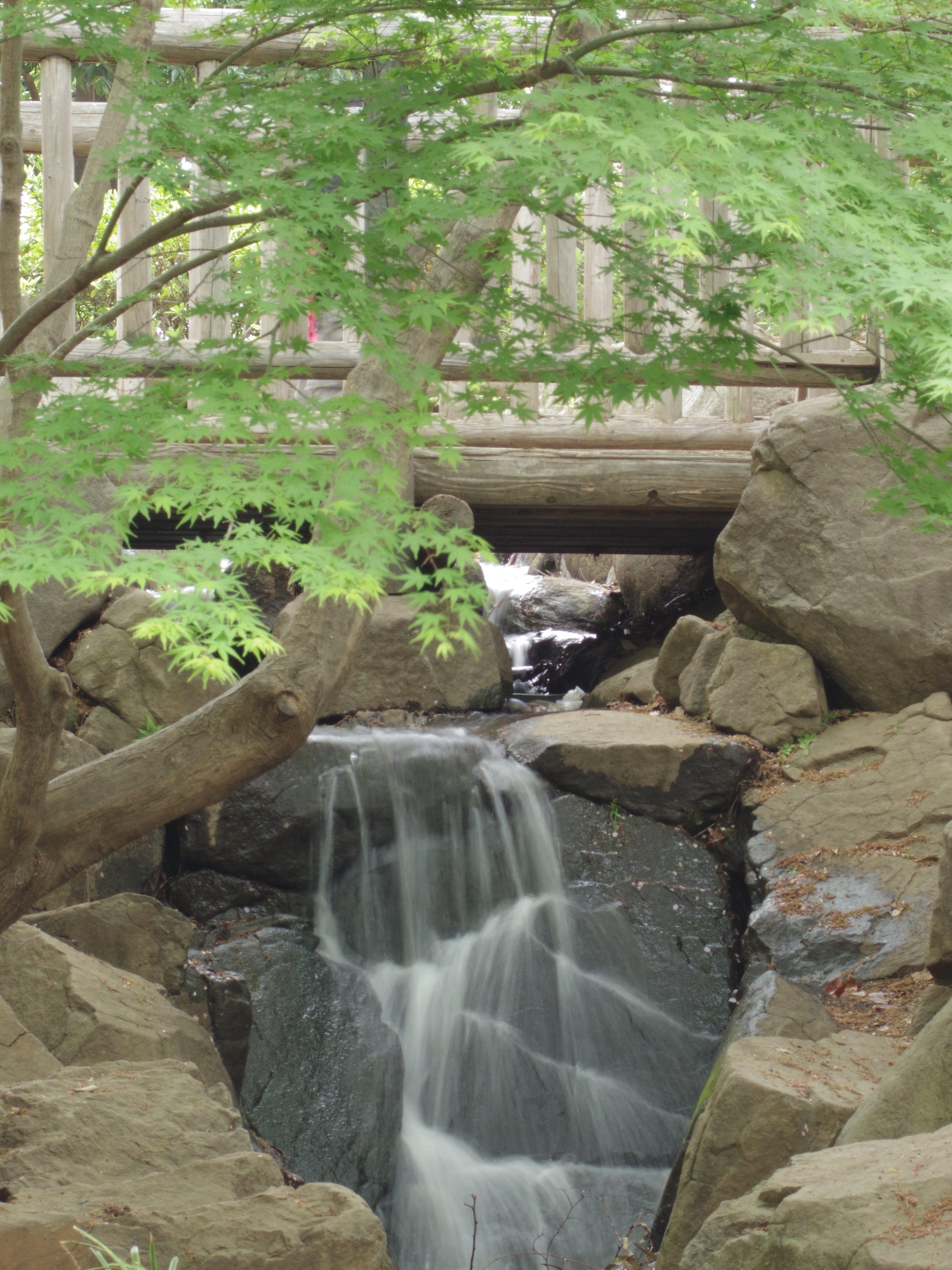 三脚かカメラを固定できる台があるなら、遠景でも絞ってみるとこのレンズの性能をより活かせます。PENTAX Q10 / DA 40mm F2.8 XS / 約4.2MB / 4,000×3,000 / 1/4秒 / 絞り目盛り：4 / 0EV / ISO100 / 絞り優先AE / WB：オート / 40mm