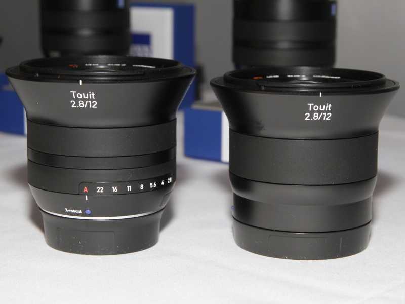 Xマウント用（左）とEマウント用（右）では絞りリングの有無とレンズ全長が異なる