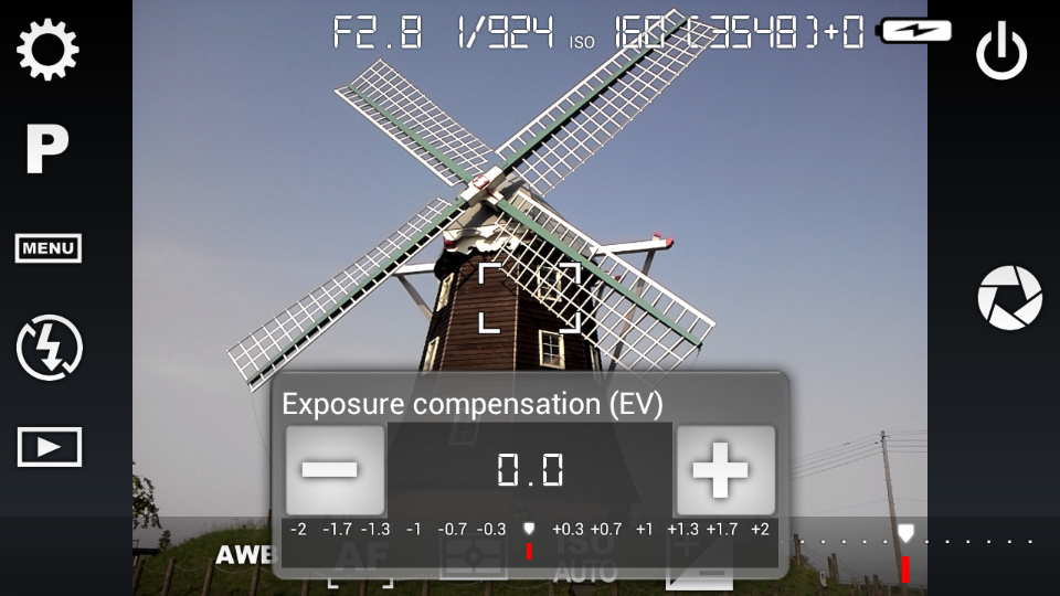露出設定は、EVアイコンをタップして設定できるが、現在の設定は撮影画面の右下にあるメーターでも確認できる