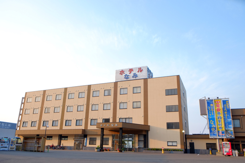 宿泊したホテルなみ。海側の部屋からは熊野灘が一望できます。「泳げ鯉のぼりくん」のいる七里御浜までは車で5分程度。