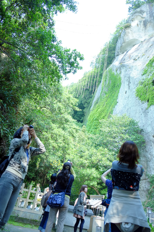 花の窟神社は年2回、例大祭を行い、日本一長いといわれている約170mの大綱を御神体から境内の松の御神木にわたします。縦に長い大綱を、どうフレーミングしようかと試行錯誤するカメラ女子たち。パノラマ機能を使って撮影する人もいました。