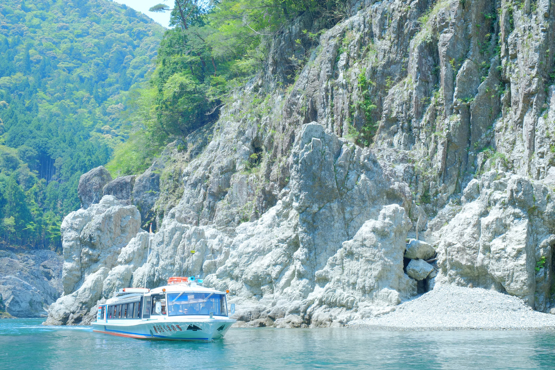 熊野川支流の北山川にある「瀞峡（どろきょう）」は、国の特別名勝及び天然記念物。川面から奇石やそそり立つ断崖岸壁の間をウォータージェット船で遊覧します。ウォータージェット船の屋根は開閉式で、屋根が開いた瞬間にカメラ女子は「うわぁーっ」と大興奮。