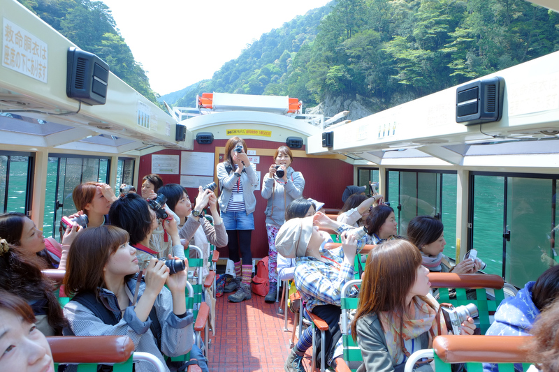 動く乗り物に乗ったときの撮影方法として、山本まりこさんからシャッタースピードをコントロールすることを学びました。シャッター優先モードを使って、止めたり流したり。ツアー前はオートでしか撮影したことがなかった参加者も、ツアー後には絞りとシャッタースピードが使いこなせるようになっていました。