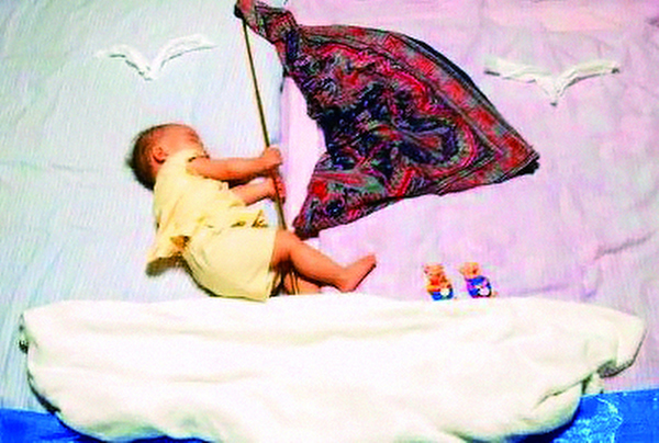 小出さんの作品『ヨット』。（©小出真朱/ぶんか社）　まるで全体重を掛けてがんばって操縦しているような動きのある作品。まずはこれを再現します。