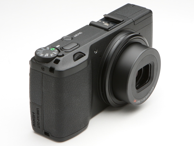 レンズはこれまでと同じくバリアを内蔵する沈胴タイプ。電源をONにすると鏡筒が繰り出すが、その量はさほど大きくはない。245gの軽量ボディとともに、撮影での持ち歩きに不便は感じない。