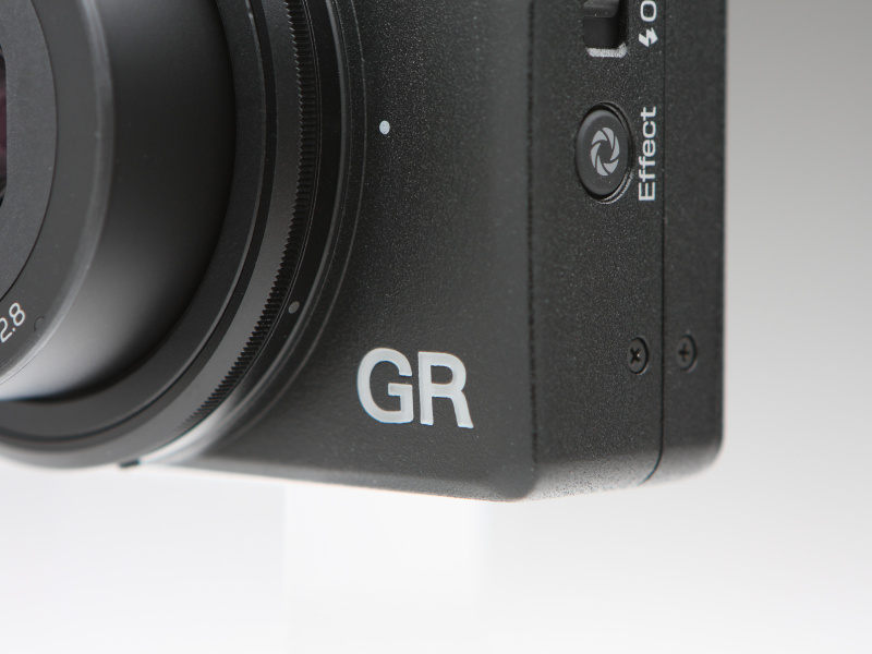 エングレーブされたリコーGRのロゴ。大型イメージセンサーの搭載は、GRシリーズのこれからを大きく変えるものといえるだろう。
