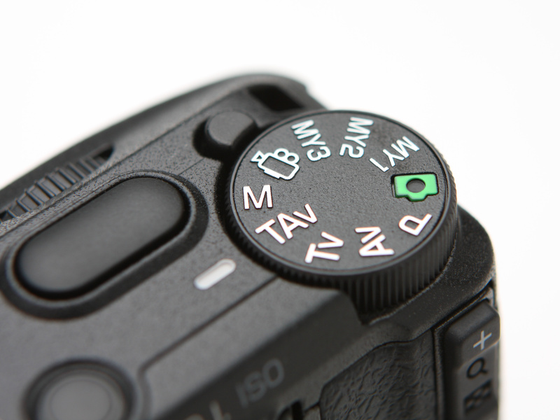 絞りとシャッター速度をユーザーが設定し、カメラが被写体の明るさに応じてISO感度を調整するTAvモードを搭載する。高感度にも強いAPS-Cセンサーを搭載するカメラならではの撮影モードといえる。