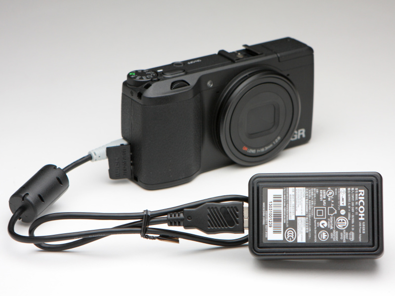 バッテリーの充電はUSB経由で行なう。昨今のトレンドのひとつでもあるが、やはりバッテリーチャージャーも同梱してほしいところ。