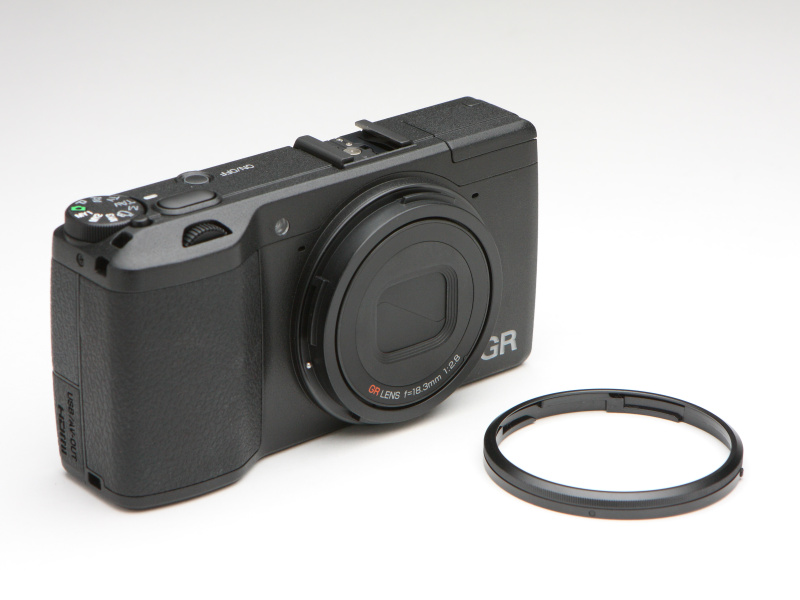 レンズ根元のリングを外し、アダプターを介してワイコンをリコーGRに装着する。贅沢な光学系の採用で、ワイコンといえどもその描写は侮れない。