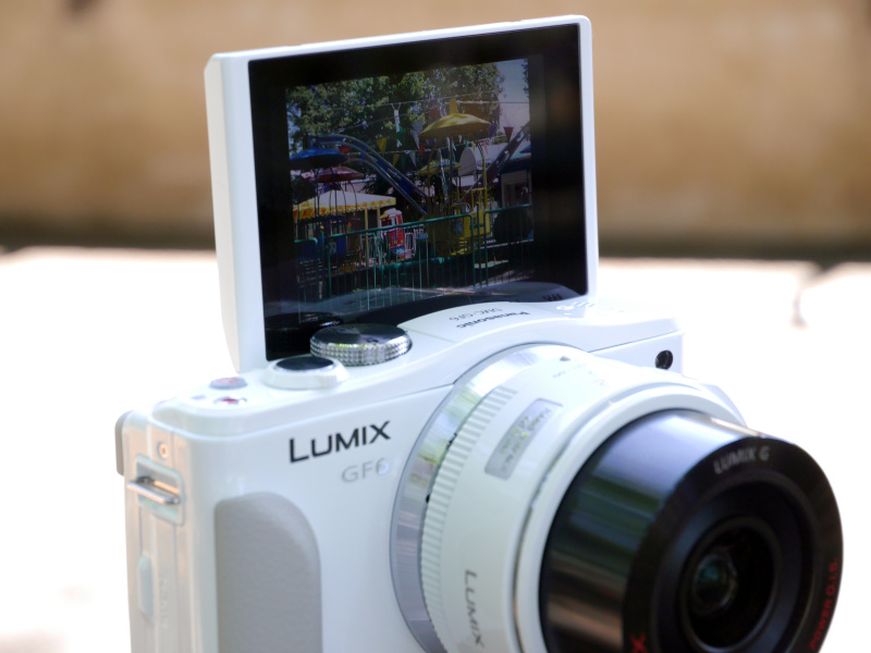 上方向に液晶モニターを跳ね上げれば、自分撮りのアングル確認も簡単!