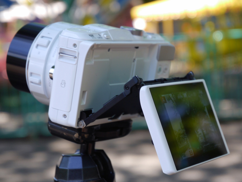 上下に動かせるチルト式モニターなら、プレビュー画面が見にくいハイアングルやローアングルの撮影も無理のない姿勢で行なうことができます