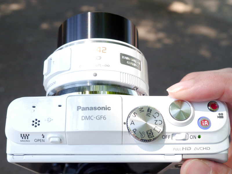 モードダイヤルは上部中央部に近い箇所、ファンクションレバーはシャッターボタン部に配置されています。どちらもグリップ感を損なわない操作性で、撮影時の利便性をアップさせていると感じました