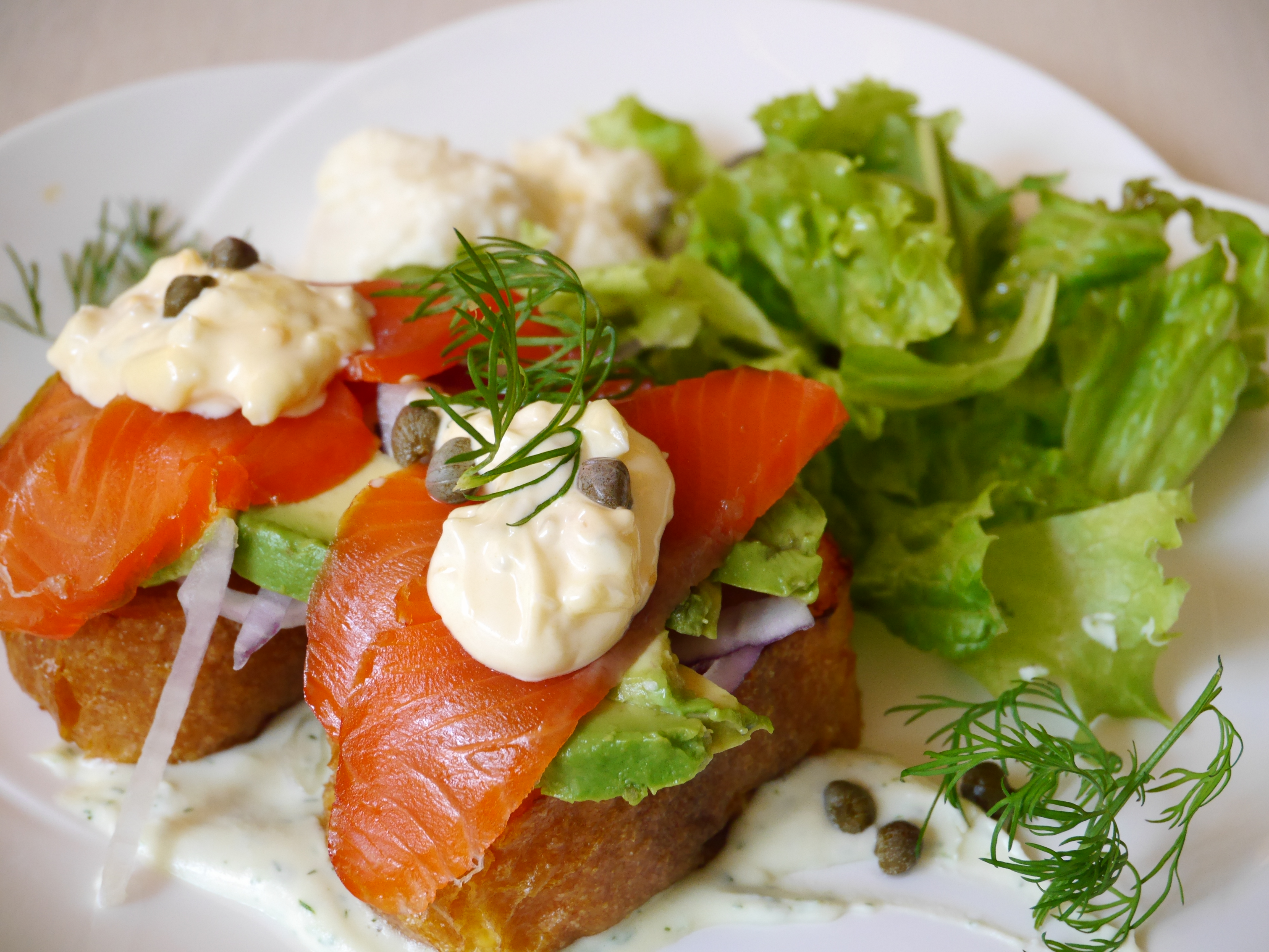 【シーンモード「料理をおいしそうに撮る」】料理写真の鉄則、“白いお皿を白く撮る”を自動でやってくれちゃう便利モードです!