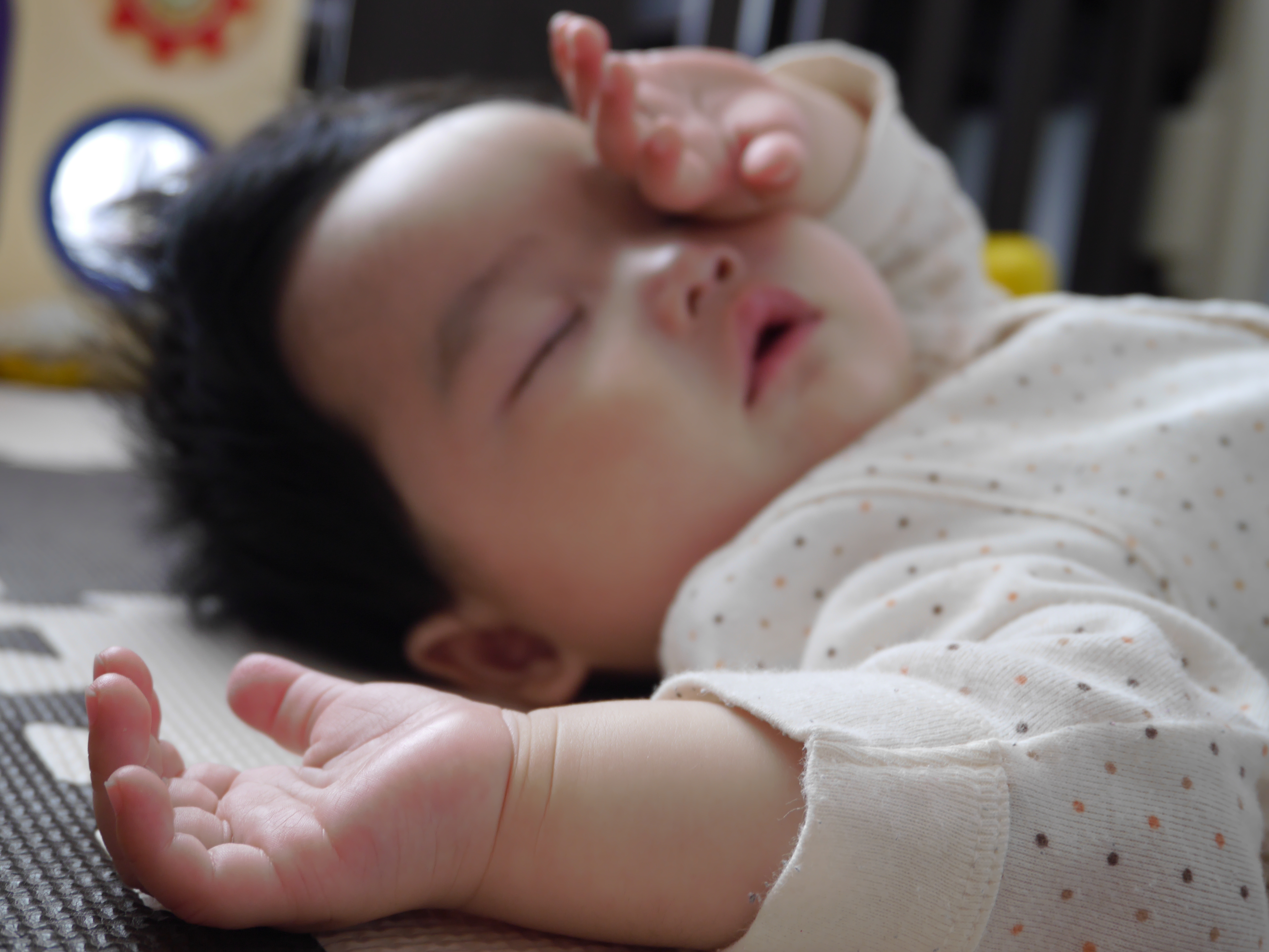 思わずぷにぷにしたくなってしまう小さな手を主役に! DMC-GF6 / LUMIX G X VARIO PZ 14-42mm F3.5-5.6 ASPH. POWER O.I.S. / 約4.6MB / 4,592×3,448 / 1/6秒 / F4.9 / +0.3EV / ISO160 / 25mm