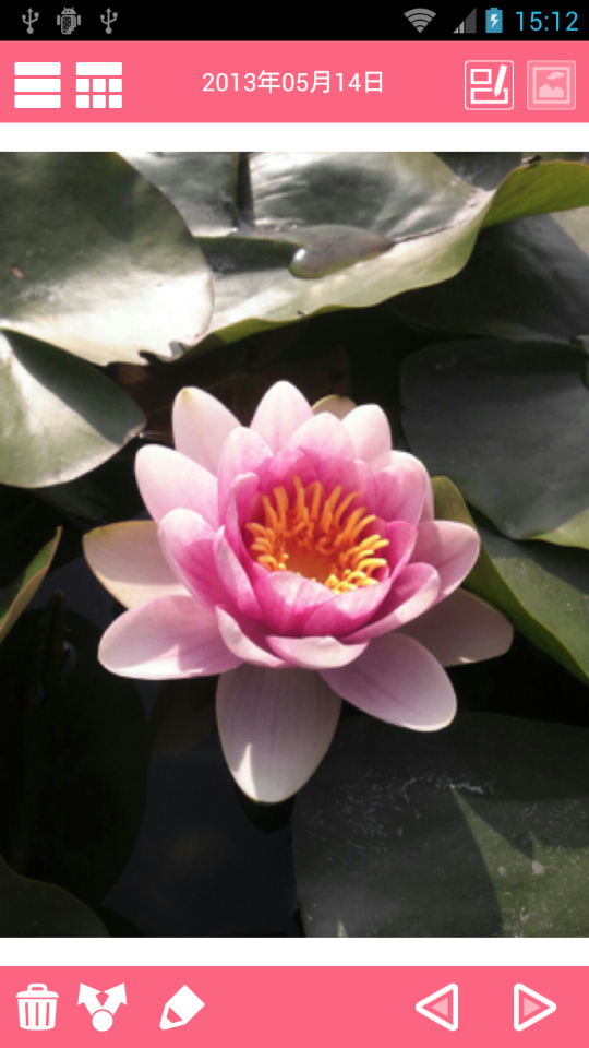 写真の再生画面で、画面下部の「鉛筆」アイコンをタップすると、キャプション＆アイコン追加画面へと切り替わる