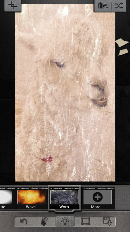 「電球」アイコンをタップすると「エフェクト」が利用できる。エフェクトを選択する前に、「フィルタ」を設定してあると、そのまま重ねがけされる