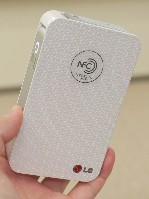 裏表にハートのエンボス加工を施すなど女性向けを意識している。