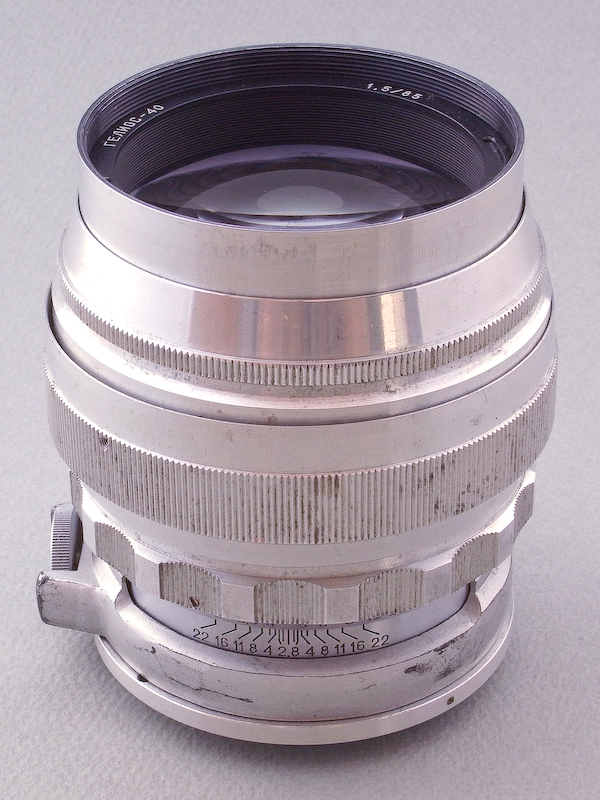 まずはHelios 85mm F1.5の外観。アルミ鏡筒でギラギラ輝いているが、どうも錆びやすいようで磨いても今ひとつ綺麗にならない。“メカゴジラ”と呼んでいる人もいるようだが、ぼくの世代だとまさに言い得て妙だと思える。全長94mm、最大径82mm、フィルター径66mmで、このクラスのレンズとしてはまさに横綱級だ。そのためかこのクラスには珍しく回転式の三脚座を備えている。