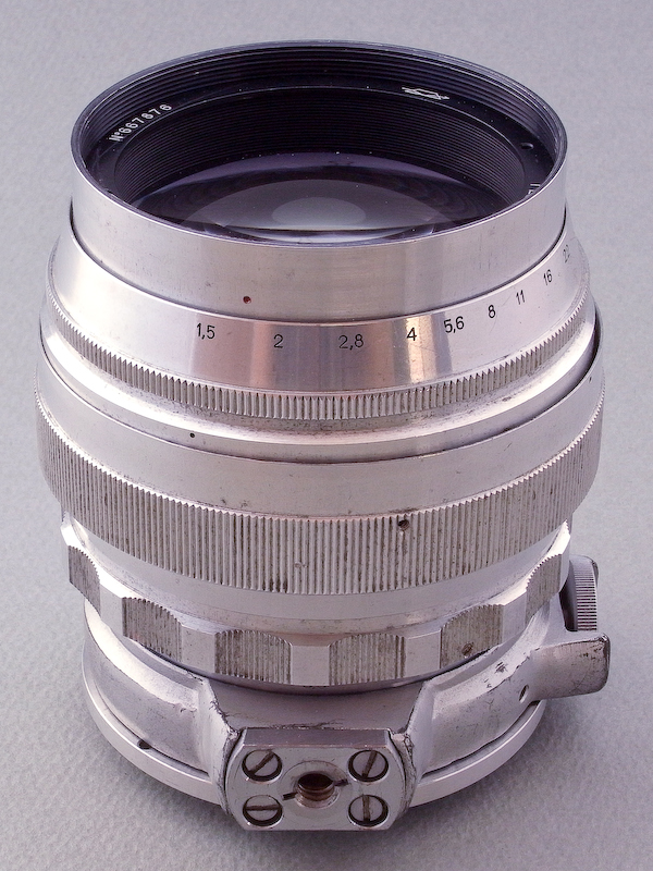 レンズを反対方向から見たところだが、なぜか先端の絞り指標と、根本近くの距離指標が180度ズレている。このレンズはどうも他の個体もこのようにズレているようで、設計が間違っているのかも知れない（絞りは手動プリセット式）。