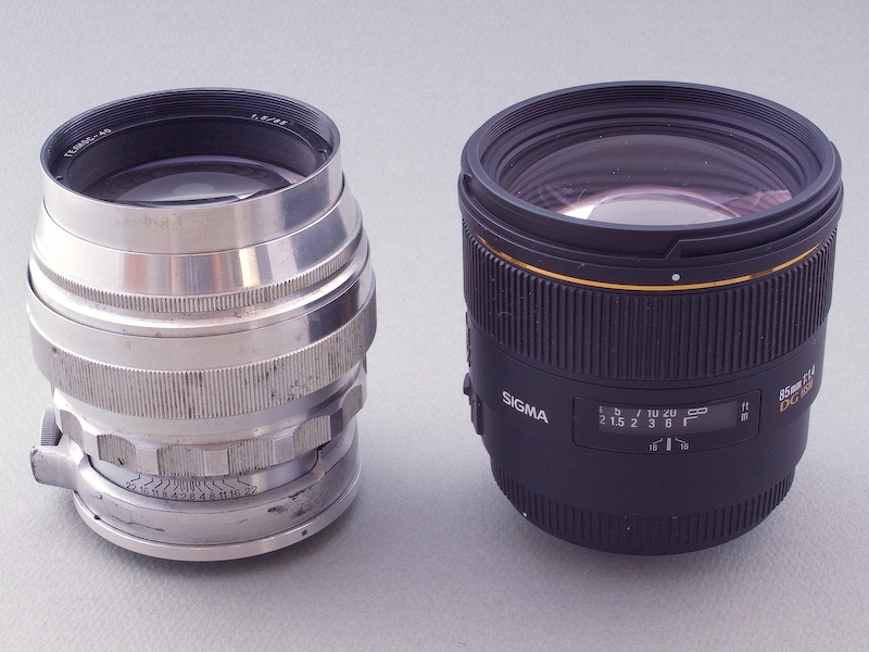 最新鋭の「SIGMA 85mm F1.4 EX DG HSM」と並べてみると、こちらも負けないボリュームで、全長87.6mm、最大径86.4mm、重量725g、フィルター径77mmである。もちろん85mm F1.4 EX DG HSMは贅沢な設計の大型化が高性能に結びついているのだが、Helios 85mm F1.5にそう言うところがあるかは微妙だと言える。