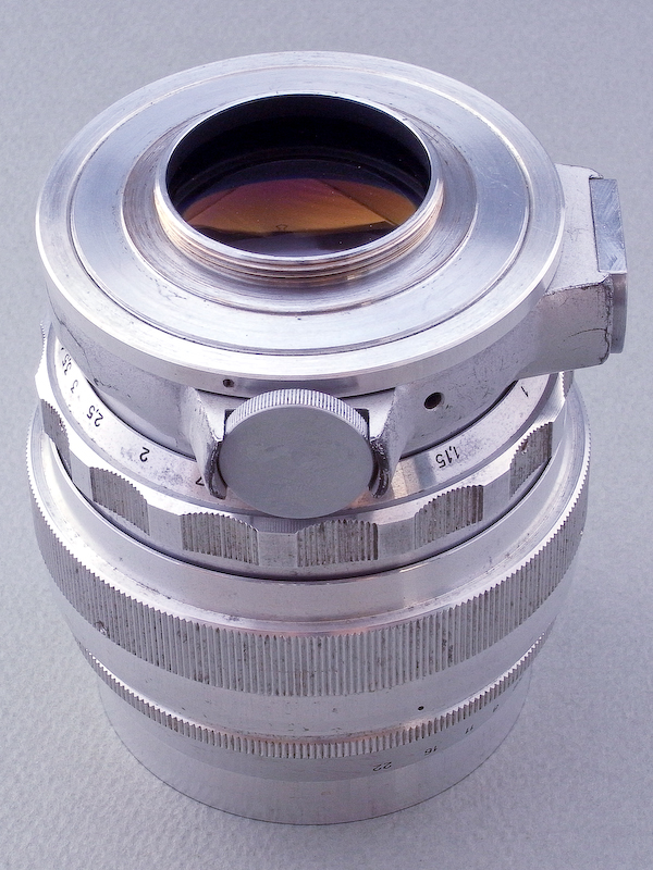 Helios 85mm F1.5のマウントは、ネジ径とピッチはライカL39マウントと同じで、フランジバックはM42マウントとほぼ同じという、旧ソ連独自のゼニットマウントを採用している。しかし購入時には、L39→M42変換リングが付属していて、様々なカメラに装着可能だった。ところがぼくは、最近の引越のどさくさで、このリングをなくしてしまったのだ……。